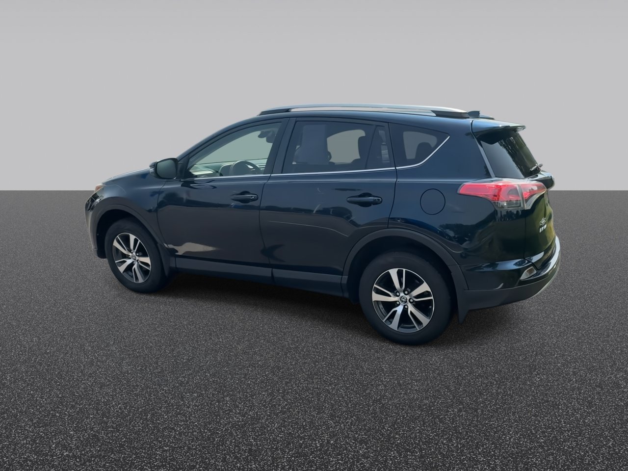 Used 2018 Galactic Aqua Mica Toyota XLE image 6