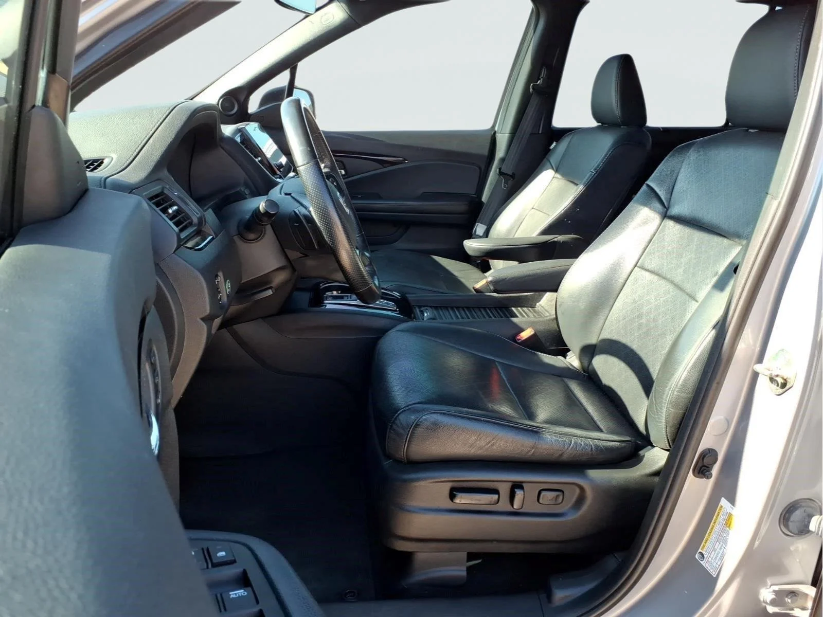 Used 2019 Lunar Silver Metallic Honda Touring image 17