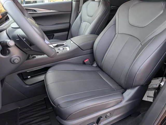 New 2027 MINERAL BLACK INFINITI LUXE image 5