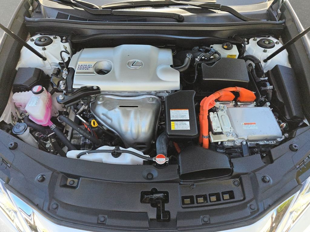 Used 2016 White Lexus 300h image 33