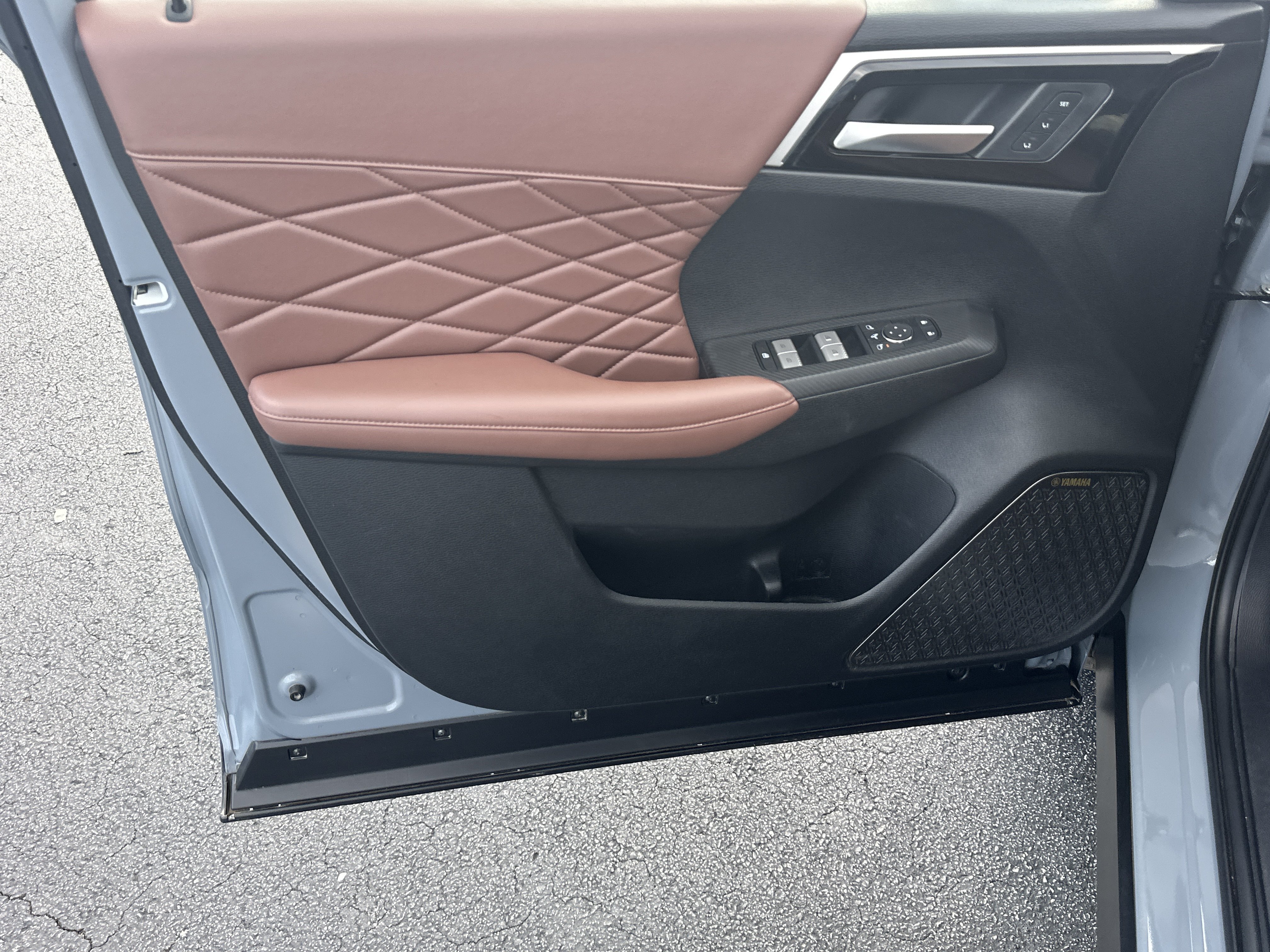 Used 2025  Mitsubishi SEL image 11