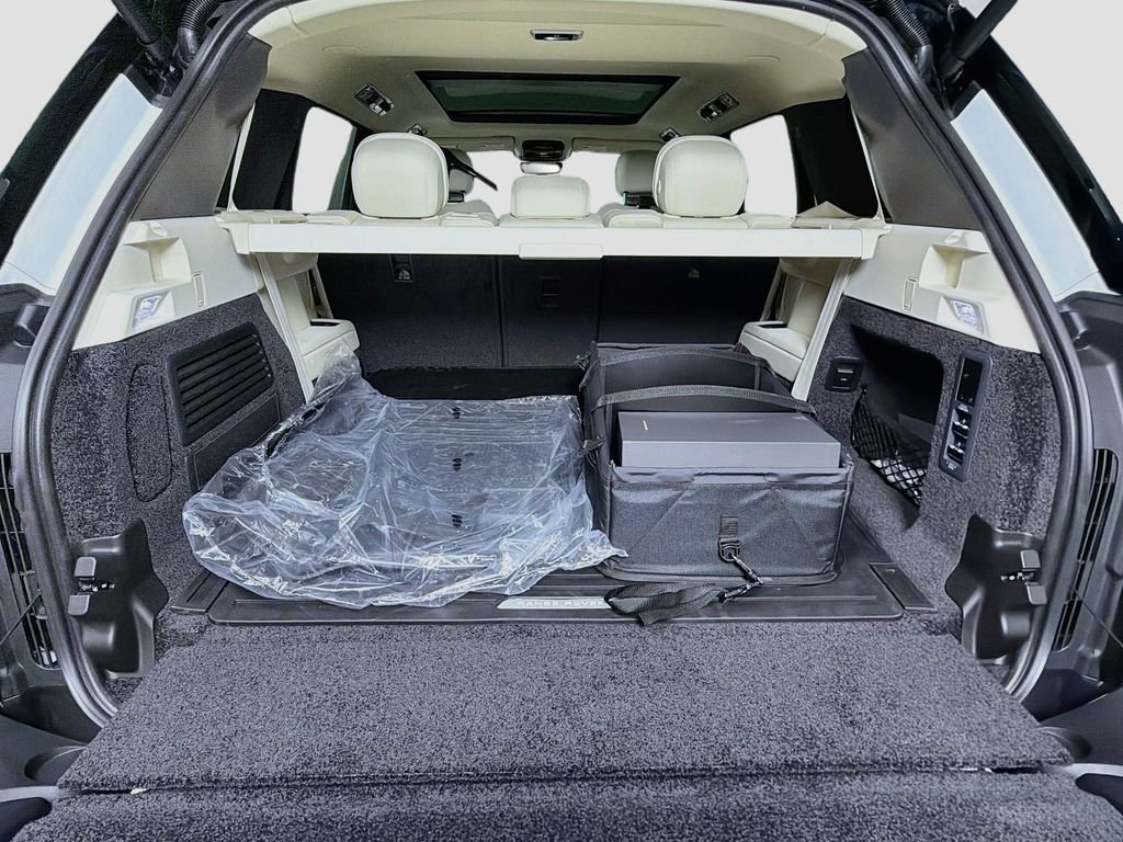 New 2027 Fuji White Land Rover SE image 28