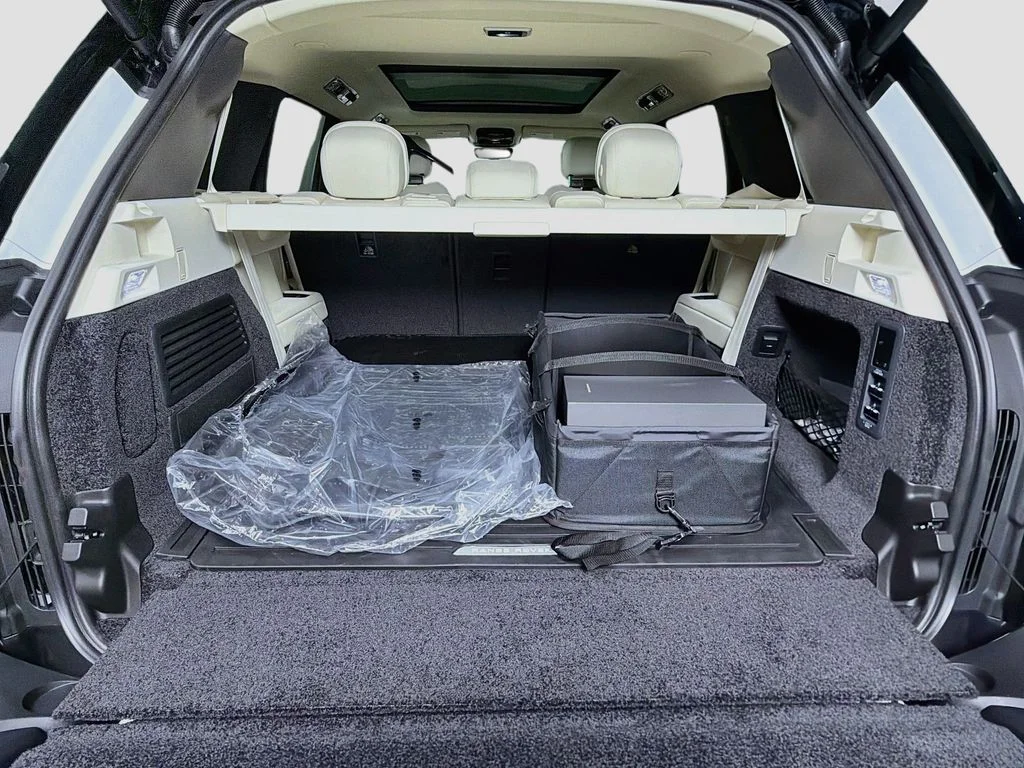 New 2027 Fuji White Land Rover SE image 28