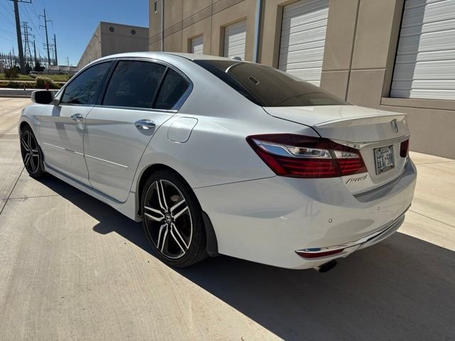 Used 2017 White Honda Touring image 9