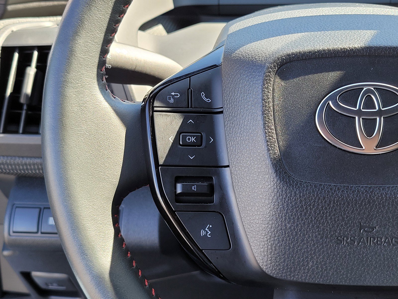 Used 2025  Toyota  image 25