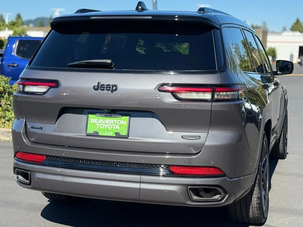 Used 2025 Gray Jeep Summit image 5