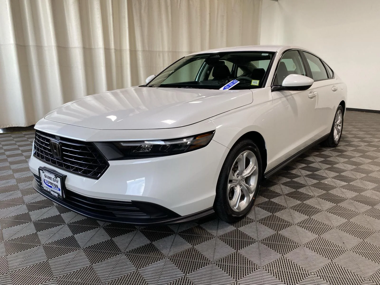 Used 2024 Platinum White Pearl Honda LX image 3