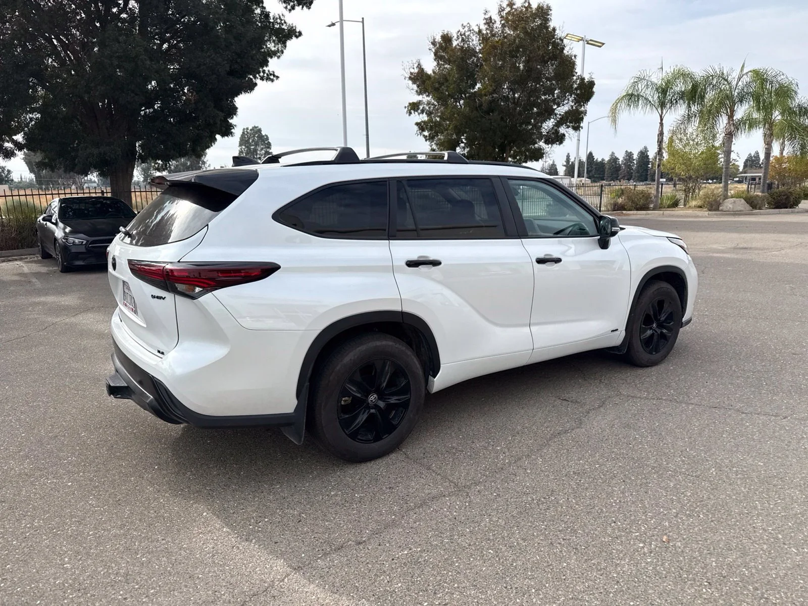 Used 2025  Toyota Hybrid XLE image 3