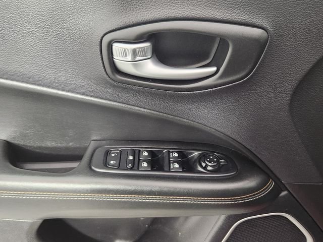 Used 2017 Red Jeep Latitude image 12