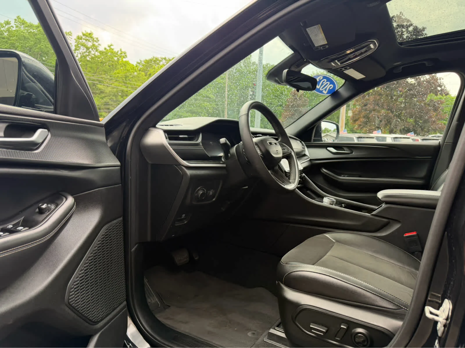 Used 2023 Diamond Black Crystal Pearlcoat Jeep Altitude image 9