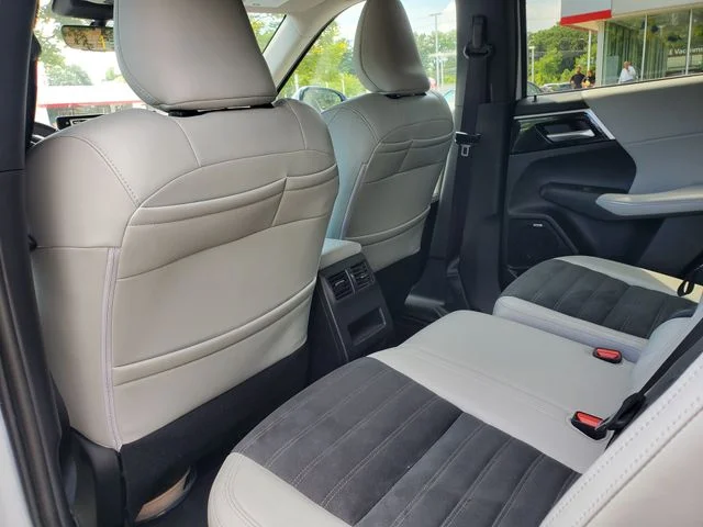 Used 2025  Mitsubishi SE image 5