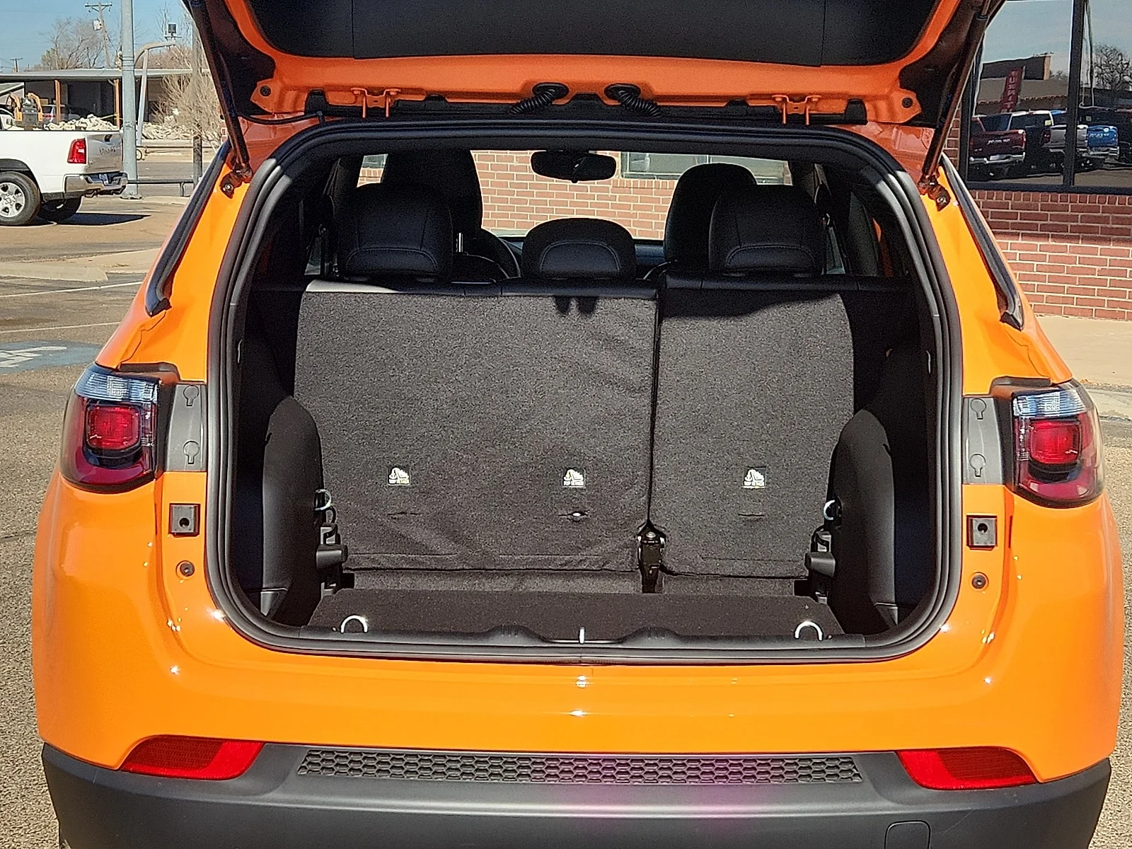 New 2026 Orange Jeep LATITUDE ALTITUDE 4X4 image 9