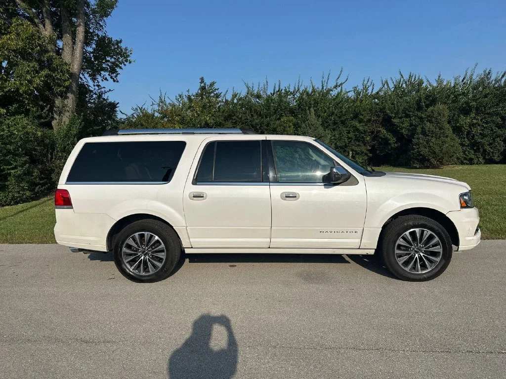 Used 2015 White Lincoln Base image 14