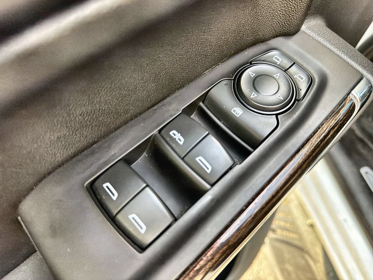Used 2021 SUMMIT WHITE GMC Elevation image 19