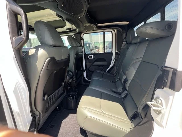 New 2026 Bright White Clear-Coat Exterior Paint Jeep Mojave image 17