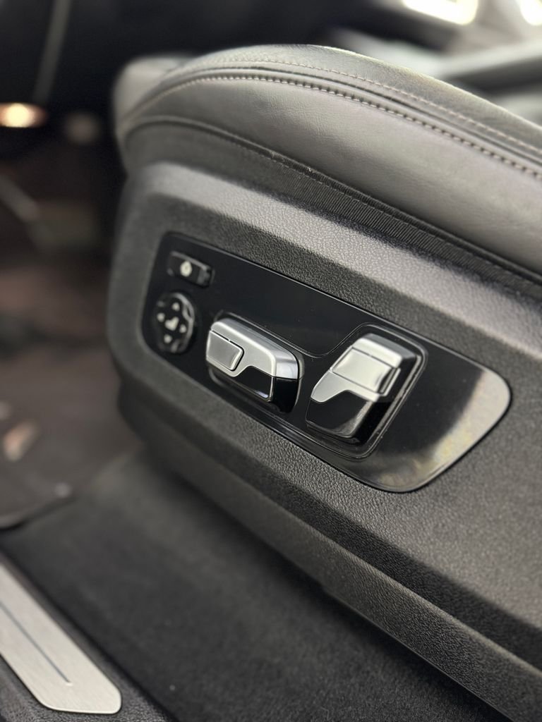 Used 2023 White Metallic BMW xDrive40i image 34