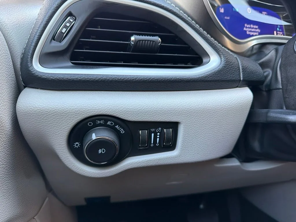 Used 2024 White Chrysler Select image 10