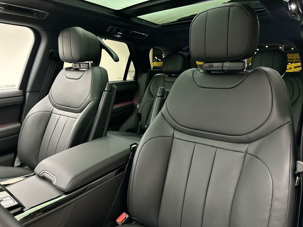 New 2026 Santorini Black Land Rover Dynamic SE image 10