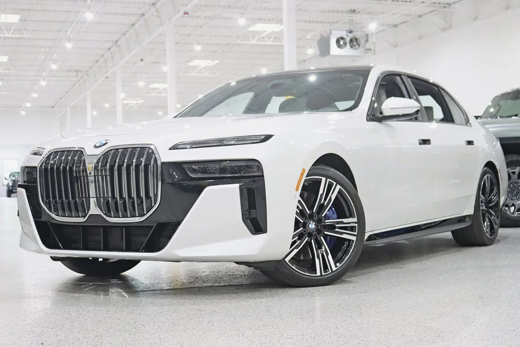 Used 2024 White BMW 760i xDrive image 5