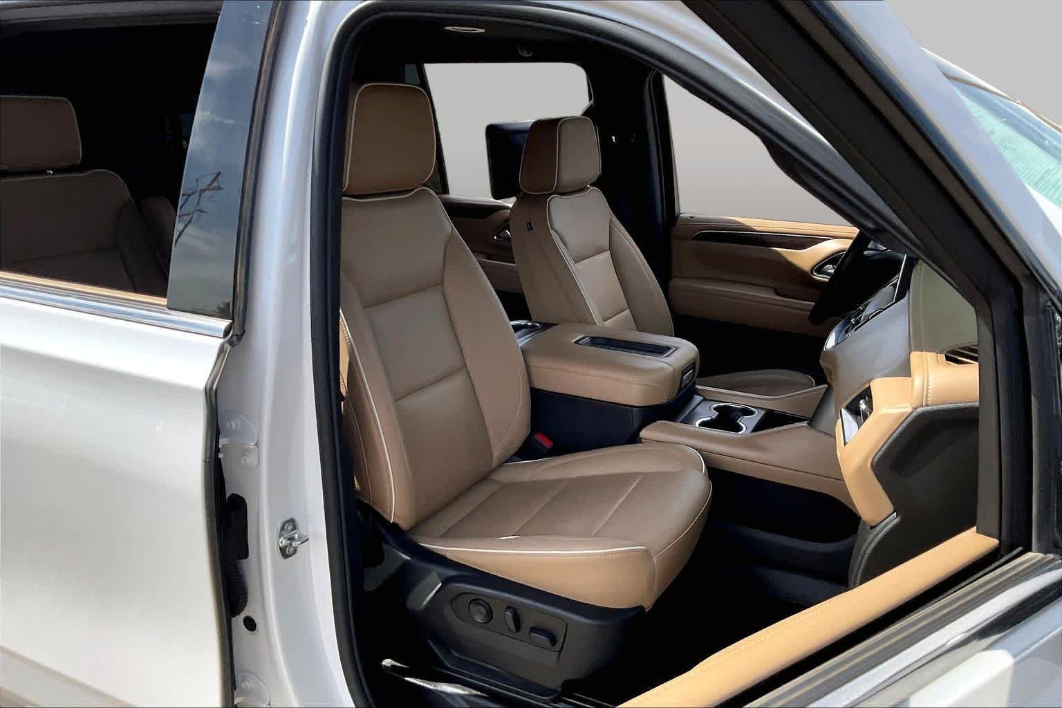 Used 2023 Iridescent Pearl Tricoat Chevrolet Premier image 9