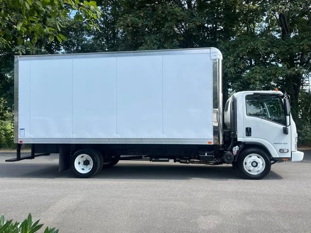 New 2025 Arc White Chevrolet  image 9