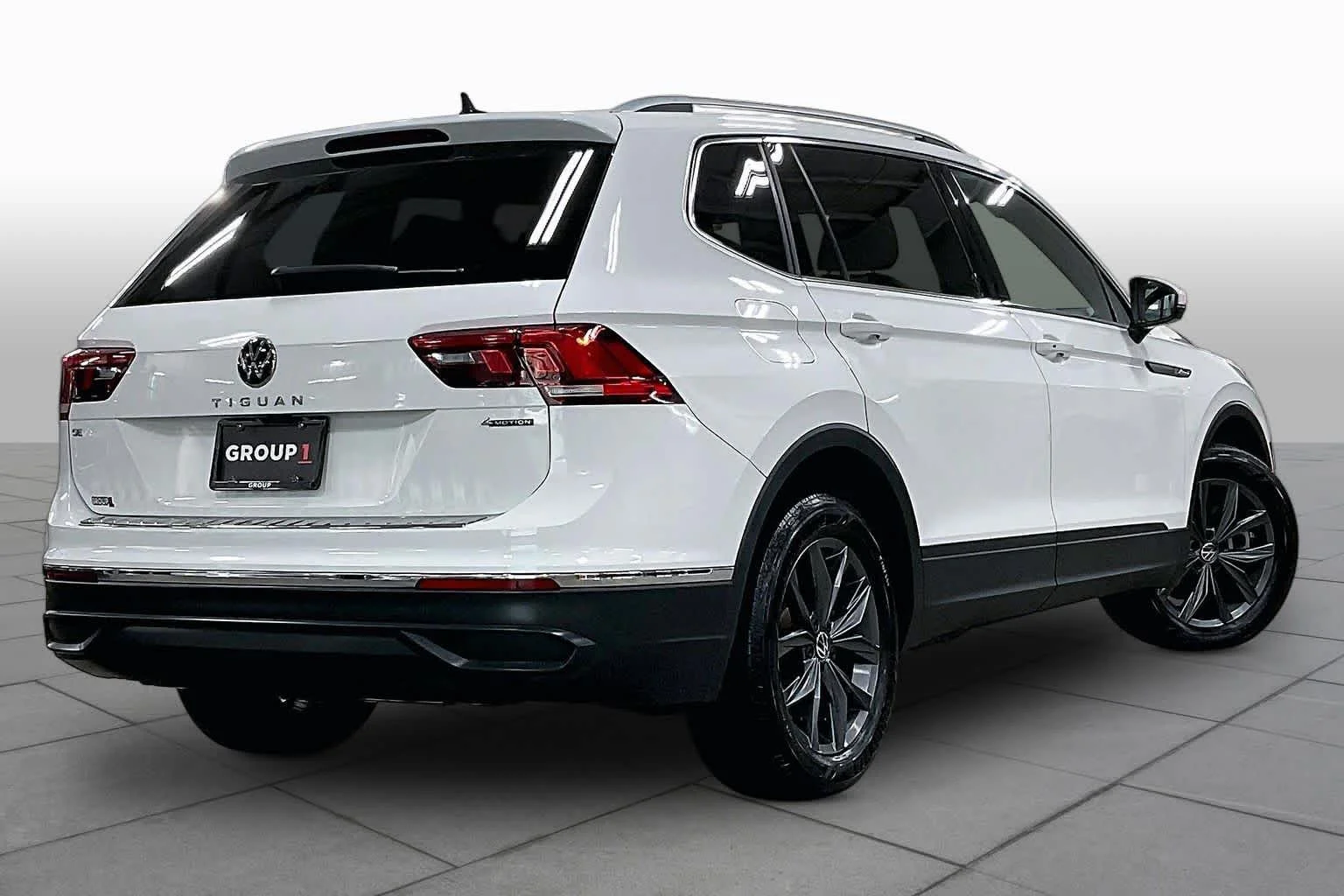 Used 2022 Pure White Volkswagen SE image 13