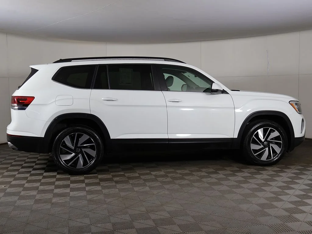 Used 2025 White Volkswagen 2.0T SE w/Technology image 19