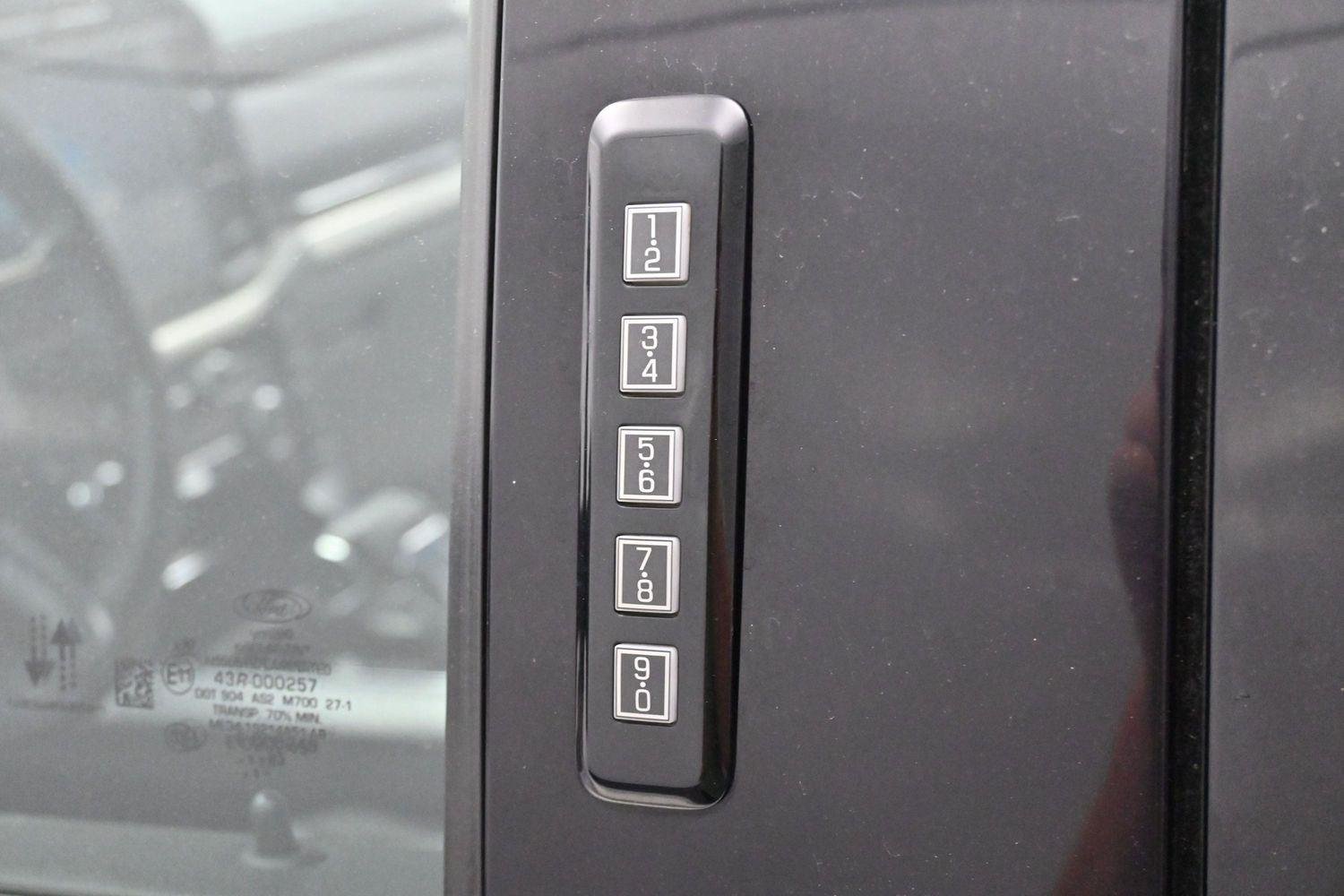 Used 2023  Ford LARIAT image 10