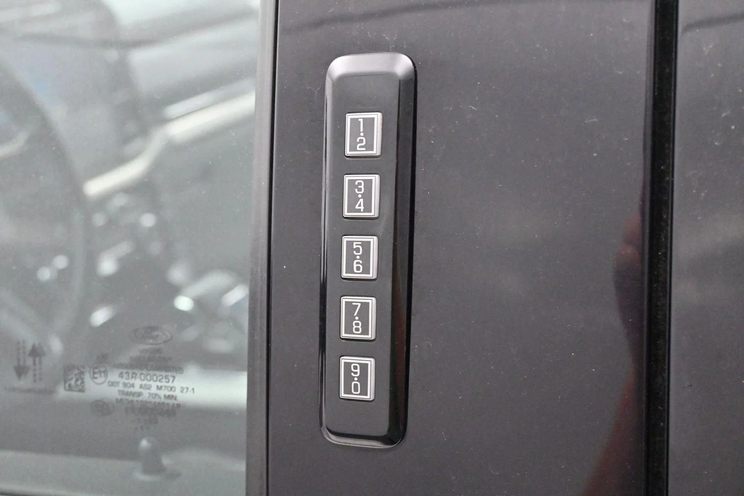 Used 2023  Ford LARIAT image 10