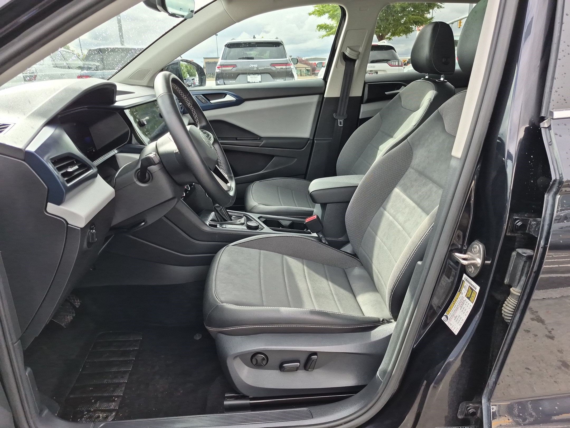 Used 2022 Deep Black Volkswagen SE image 16