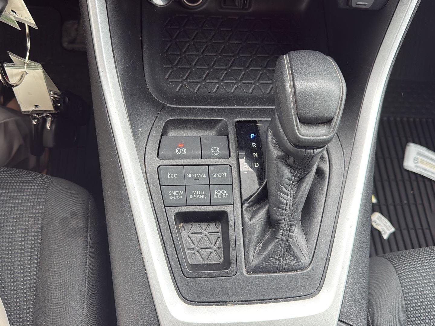 Used 2020 Midnight Black Metallic Toyota LE image 11