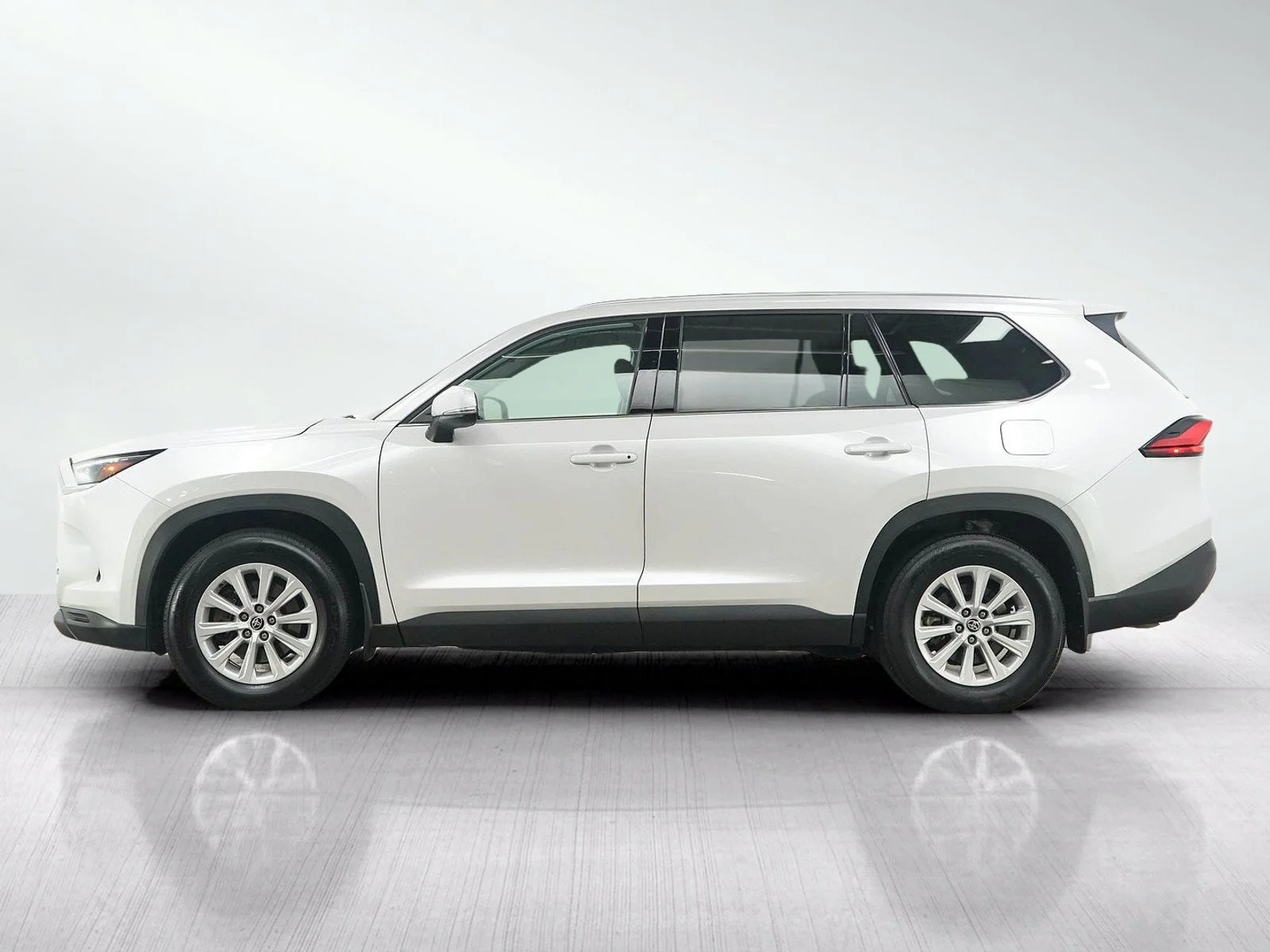 Used 2024 Toyota Grand Highlander XLE with VIN 5TDAAAB50RS035518 for sale in Burnsville, Minnesota