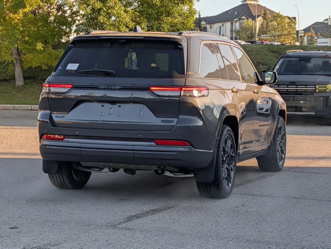 New 2026 Grey Jeep Summit - - 4x4 - Advanced ProTech Group IV - Palermo Leather Seats - Head-Up Display & More! image 8