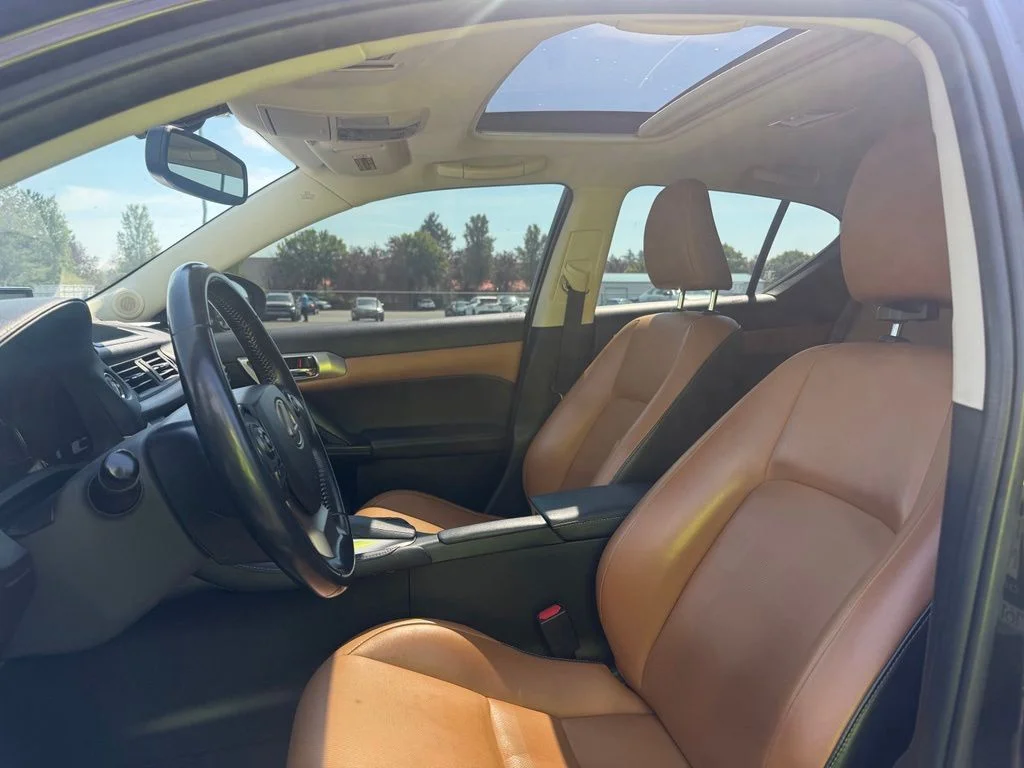 Used 2016 Pearl Lexus 200h image 9
