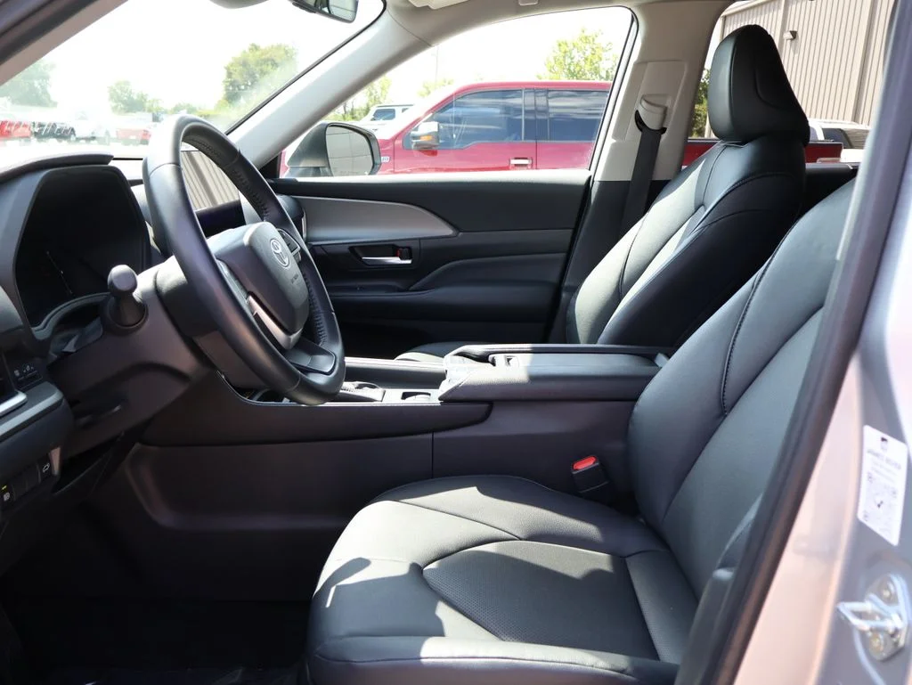Used 2025 Silver Toyota XLE image 23