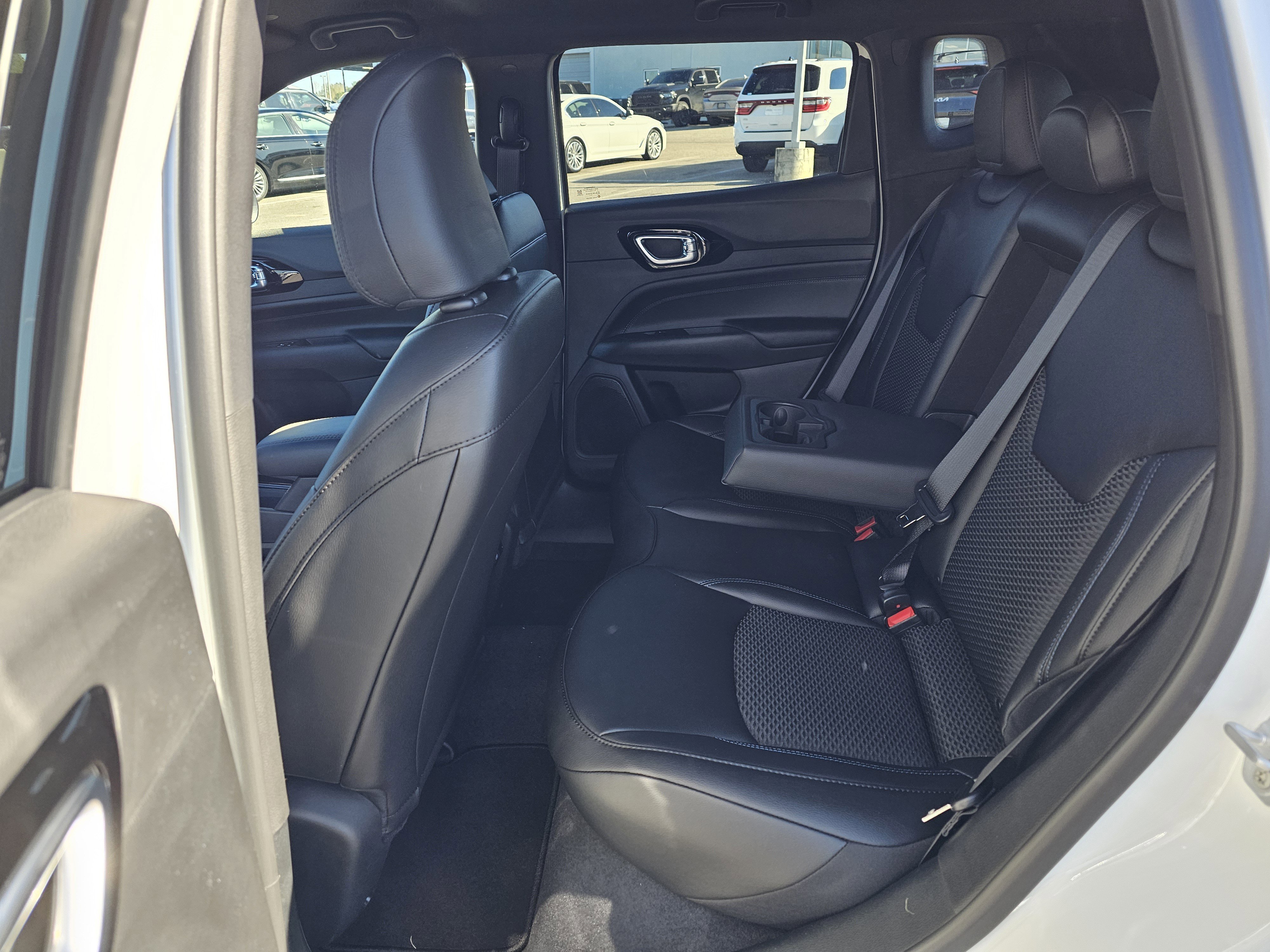 New 2026 Bright White Clearcoat Jeep Latitude Altitude image 30