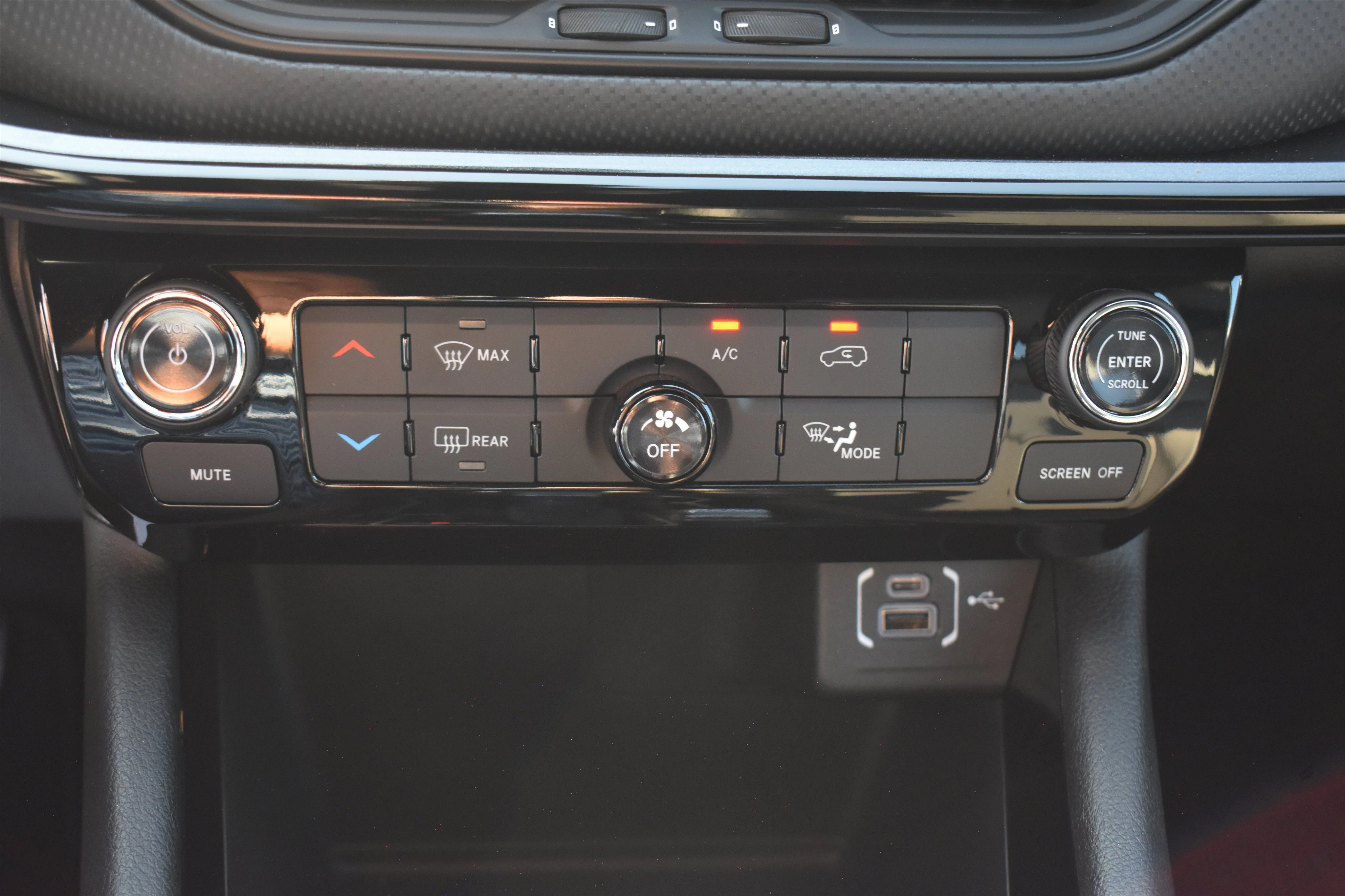 New 2026 Bright White Clearcoat Jeep Latitude Altitude image 24