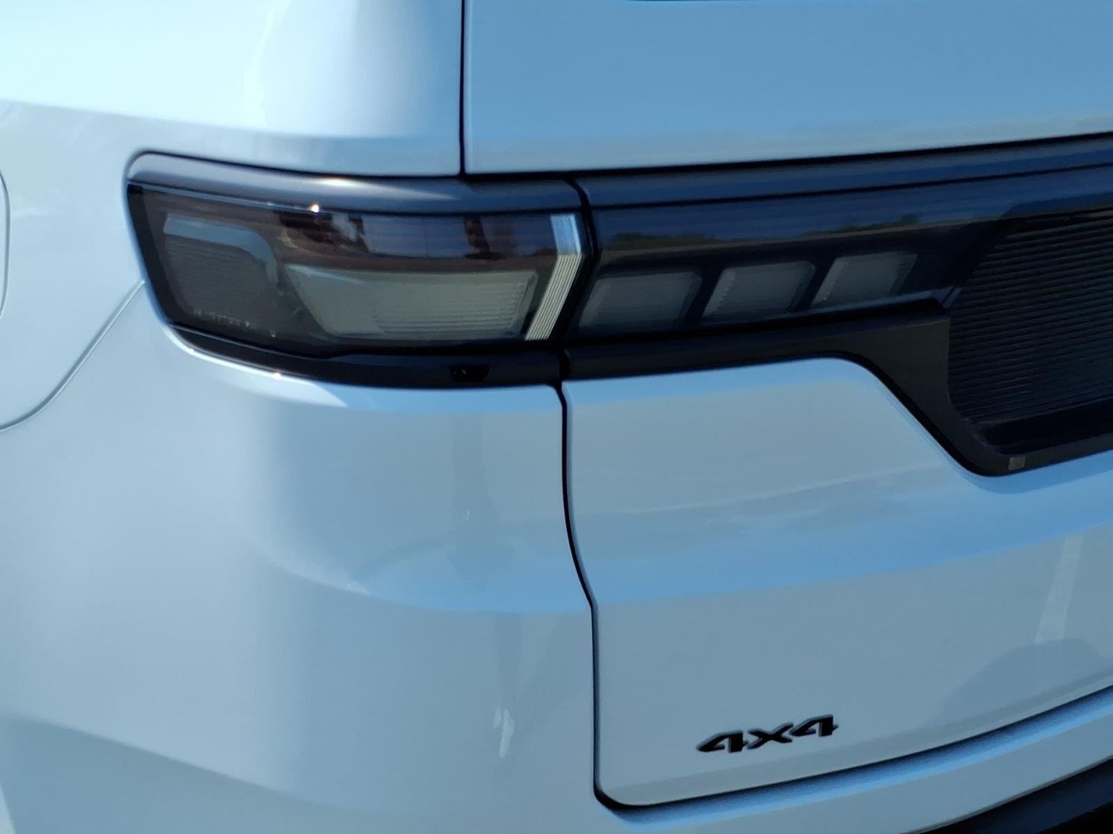 New 2026 Bright White Clear-Coat Exterior Paint Jeep Limited Altitude image 17
