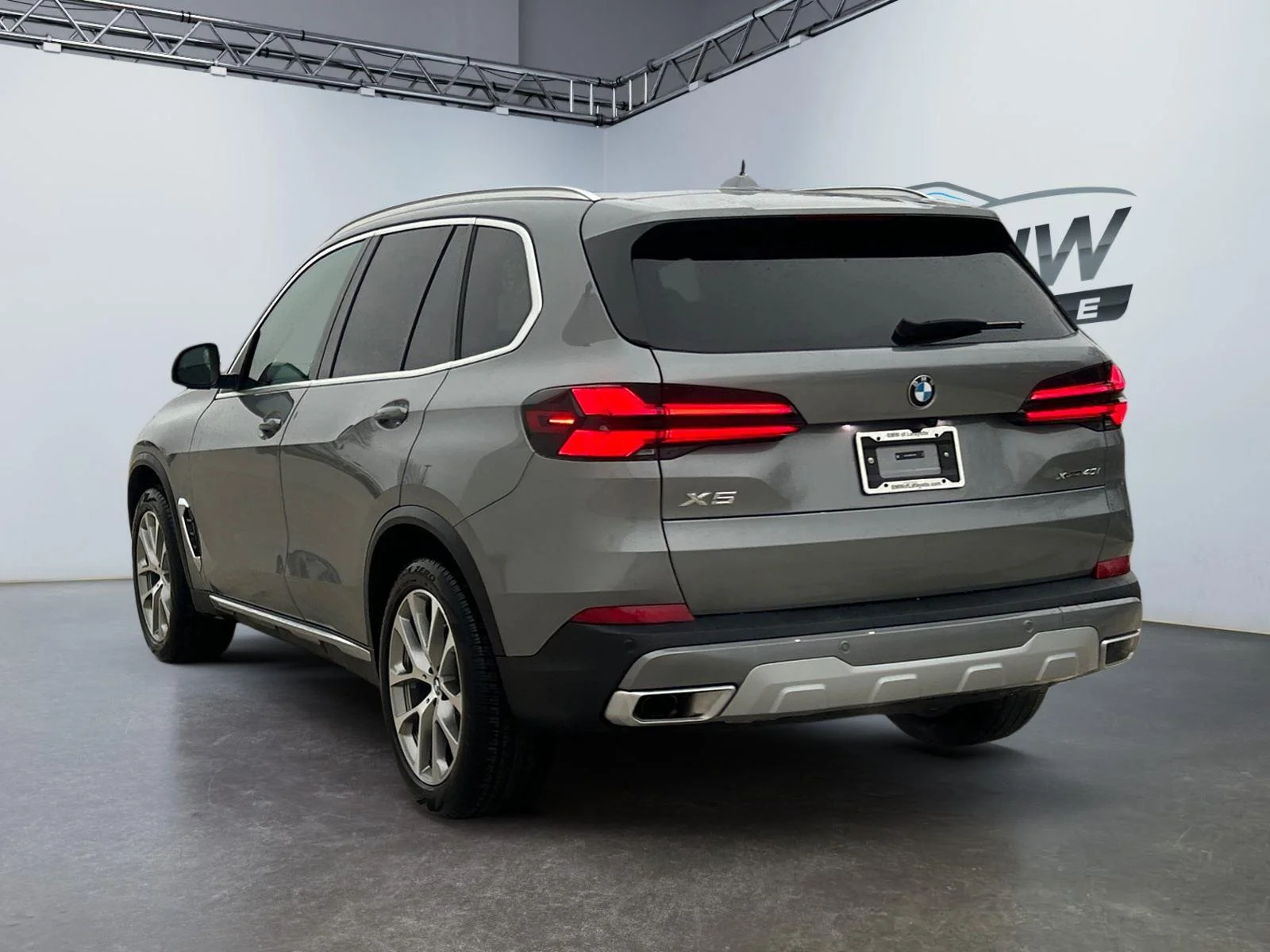Used 2024 Skyscraper Grey Metallic BMW xDrive40i image 5