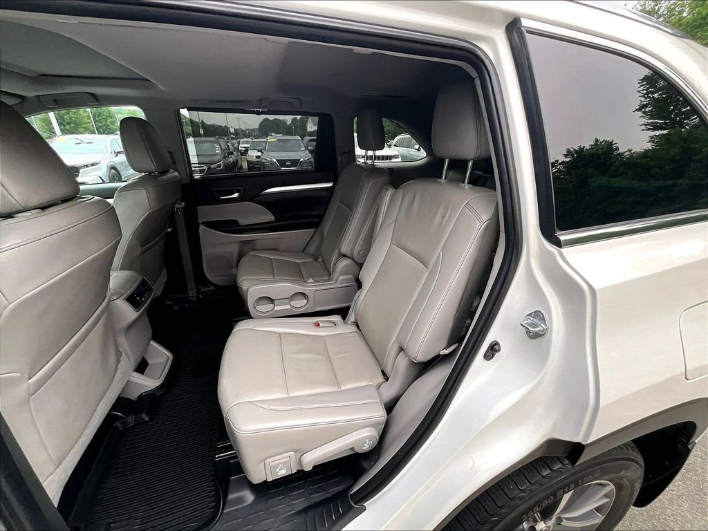 Used 2019 White Toyota XLE image 15