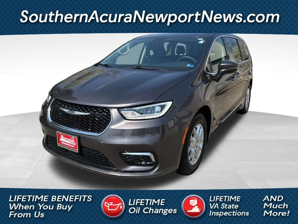 2023 Chrysler Pacifica Touring L's photo