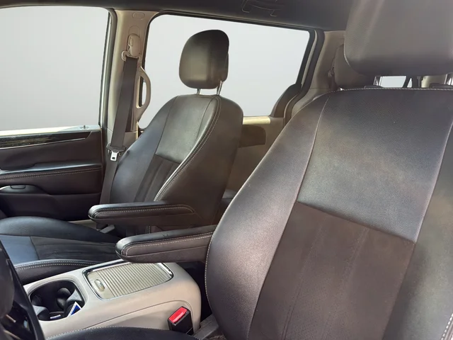Used 2019 White Dodge SXT image 10