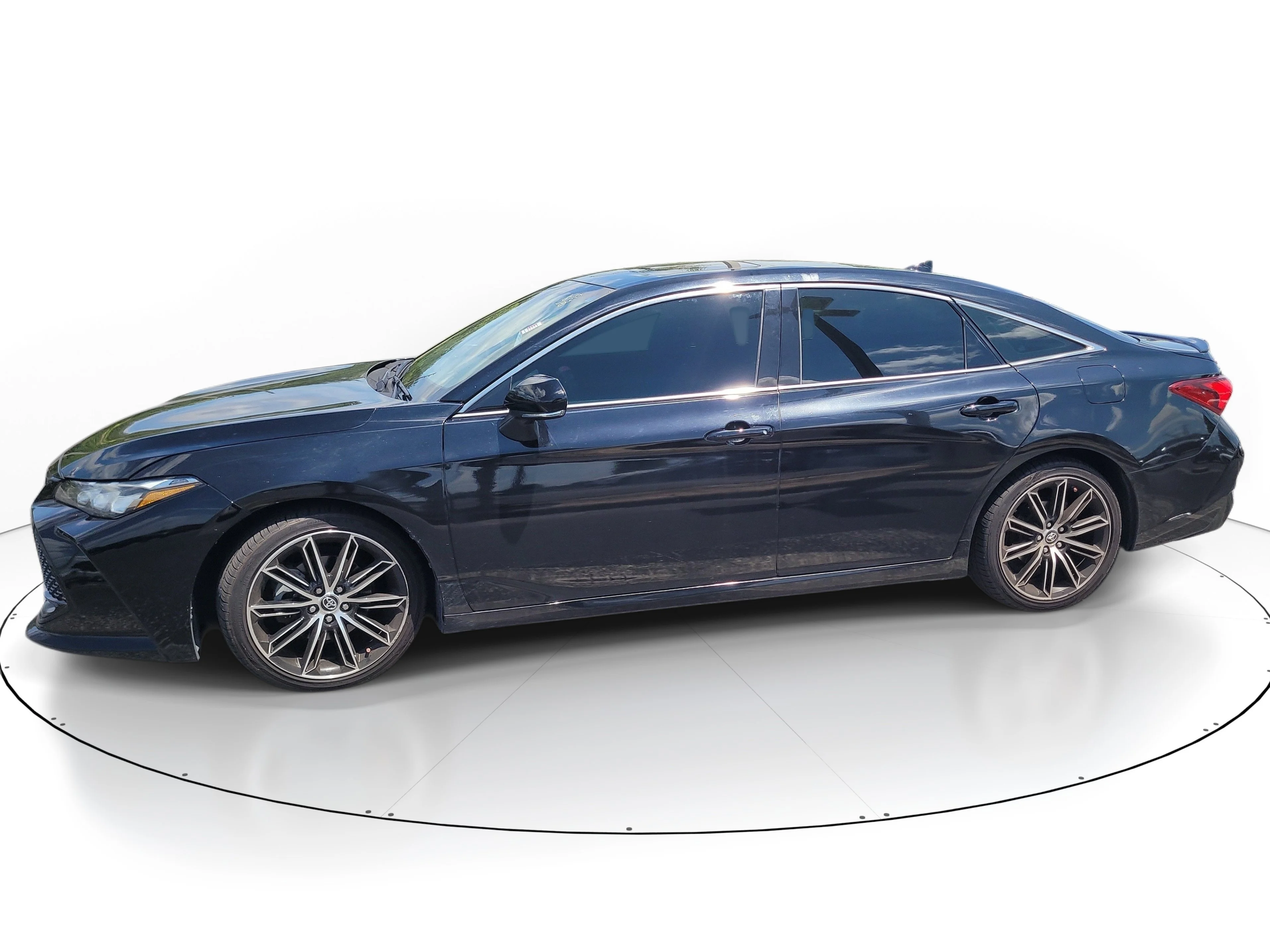 Used 2019 Midnight Black Metallic Toyota XLE image 4