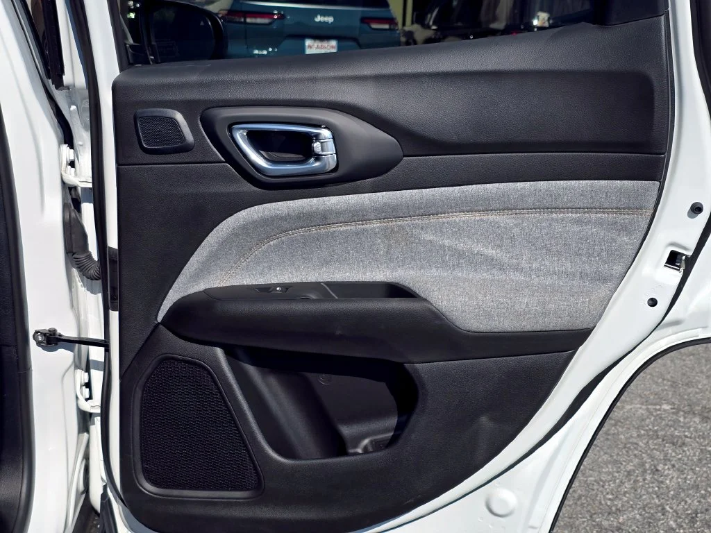 New 2026 White Jeep Latitude image 38