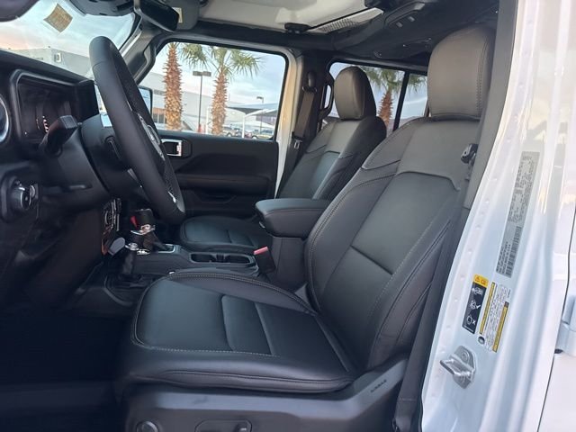 New 2026 Bright White Clear-Coat Exterior Paint Jeep Sahara image 20
