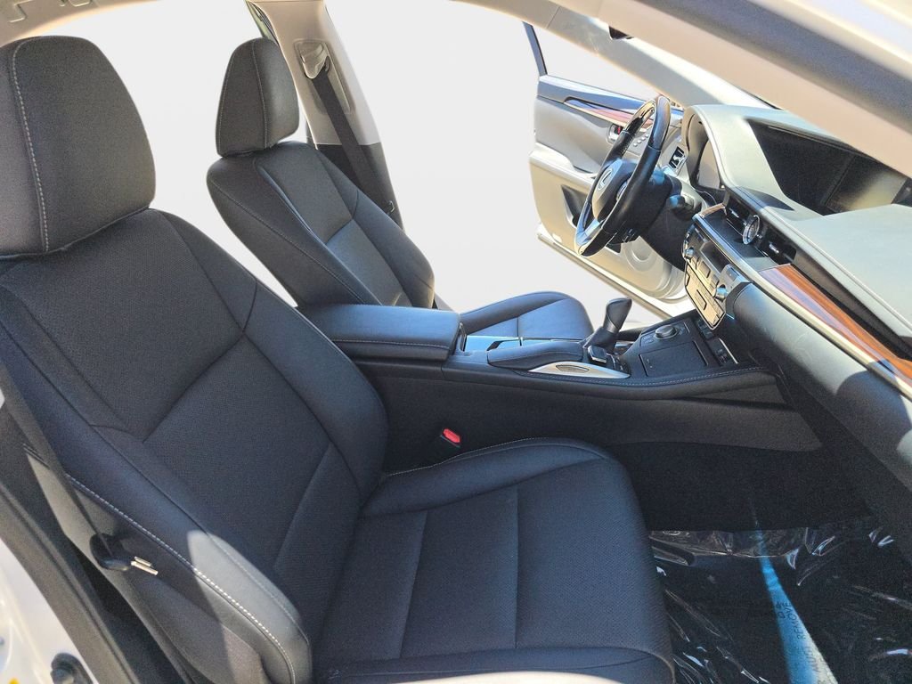 Used 2016 White Lexus 300h image 12