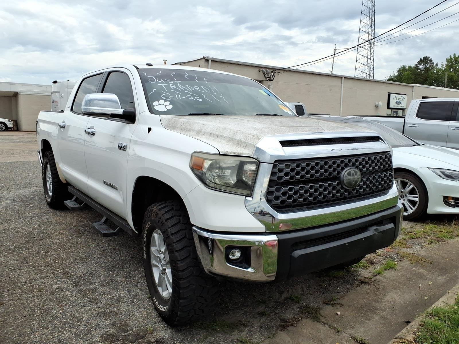 Used 2018 Super White Toyota SR5 image 3