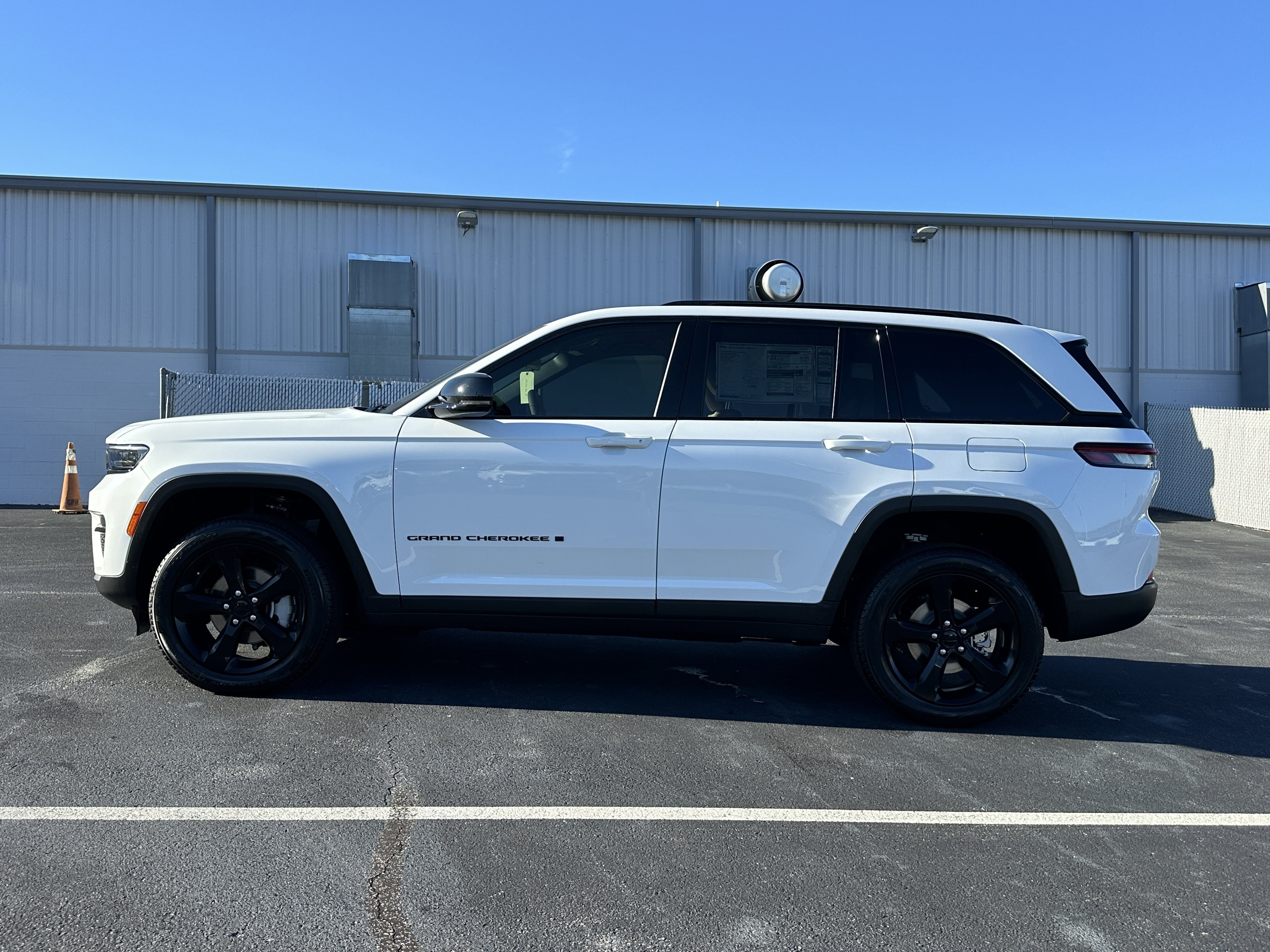 New 2025 Bright White Clear-Coat Exterior Paint Jeep Limited image 5