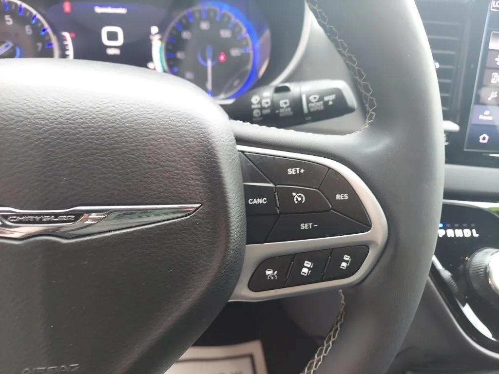 Certified Used 2025 White Chrysler Select image 13