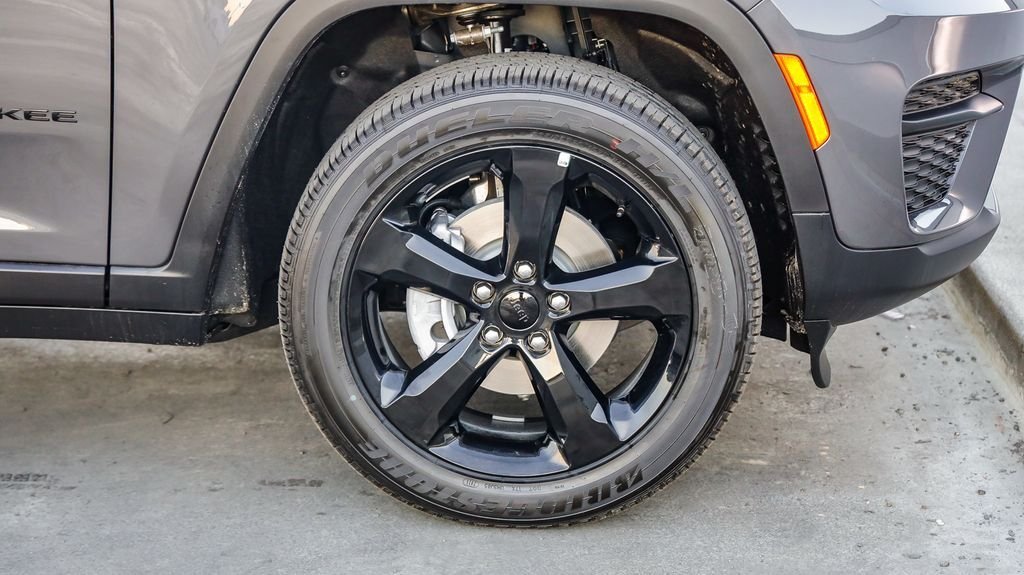 New 2025 Baltic Gray Metallic Clearcoat Jeep Altitude image 11
